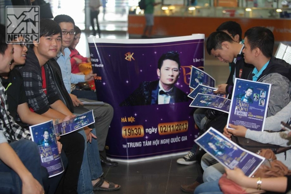
	
	Đông đảo fan của Bằng Kiều đã có mặt tại sân bay Nội Bài để đón thần tượng - Tin sao Viet - Tin tuc sao Viet - Scandal sao Viet - Tin tuc cua Sao - Tin cua Sao